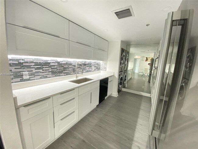 Building Photo - 500 NE 29th St