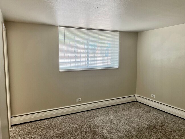 Building Photo - 2 bd/1.5 ba unit in CapHill
