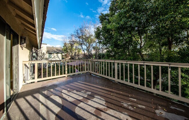 Building Photo - 26253 Cresthaven Ct