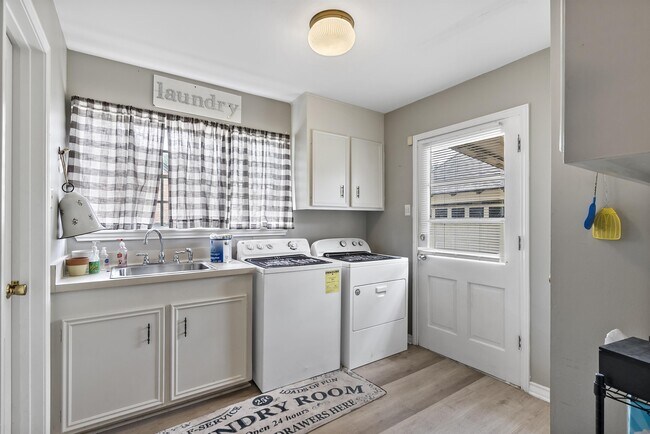 Building Photo - 2508 Memorial Dr