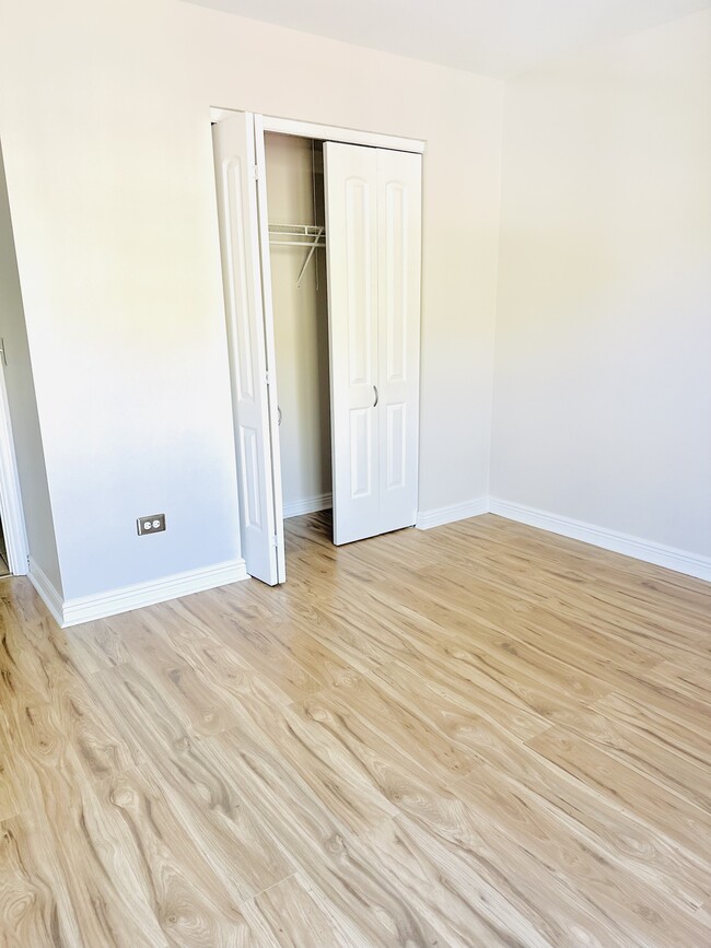 Building Photo - 57 E Hattendorf Ave