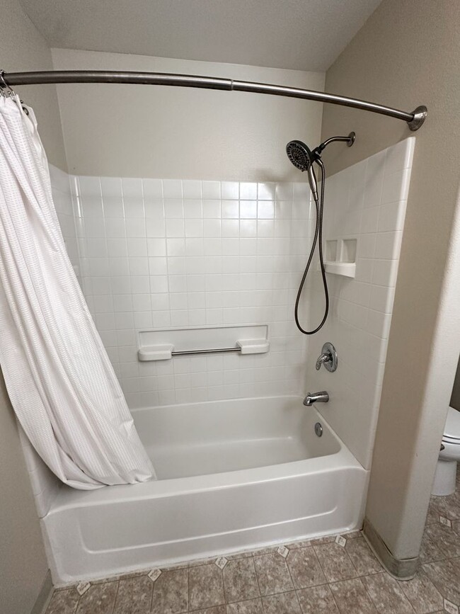 Building Photo - Beautiful Duplex, High End Finishes with L...