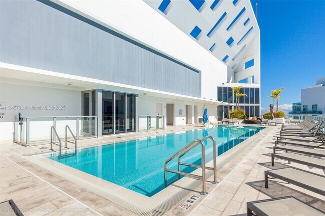 Building Photo - 1300 Brickell Bay Dr