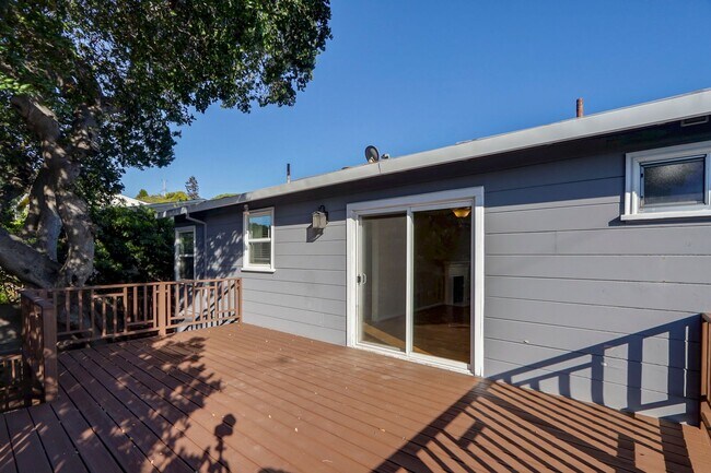 Building Photo - 320 La Casa Ave
