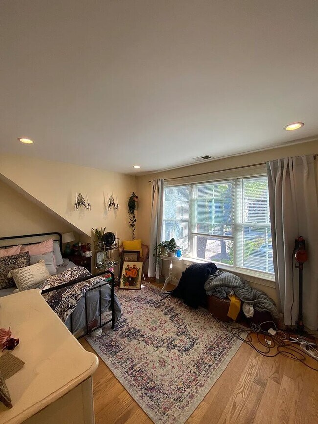 Building Photo - No Brokers Fee, No Security Deposit, In-Unit Washer and Dryer, Central Heat/AC, One Parking is In...