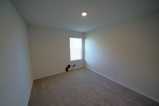 Building Photo - Like-New Home in Applewood Neighborhood. Realtor Commission: $600