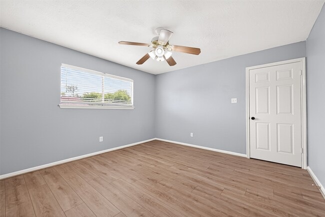 Building Photo - 4003 W Valley Dr