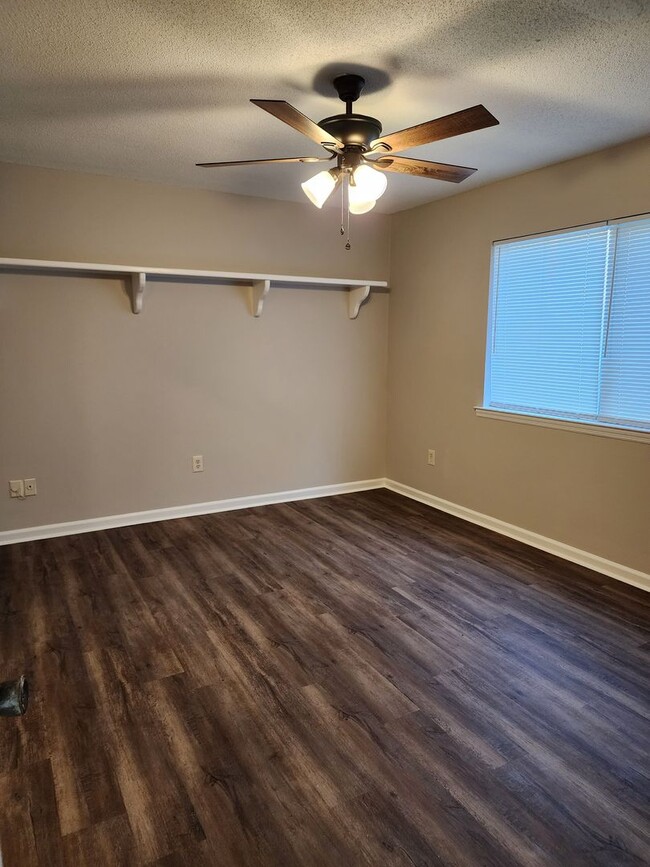 Building Photo - Spacious 2 bedroom 2 bath townhome with walk in closets, fireplace, and washer/ dryer included.