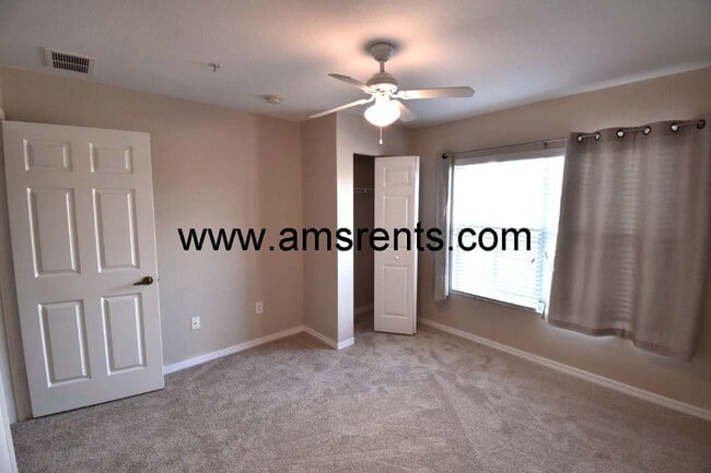 Building Photo - 4 bedroom and 3 bathroom Townhouse