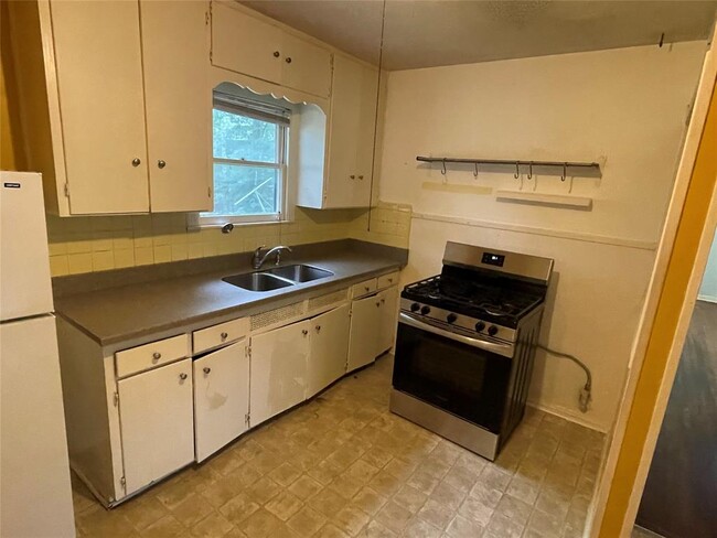 Building Photo - 112 W 55th St