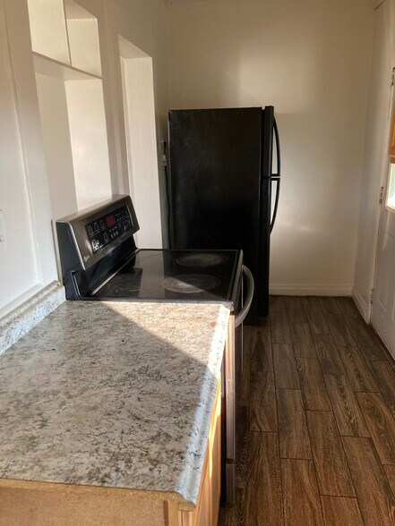 Building Photo - 916 Maple St