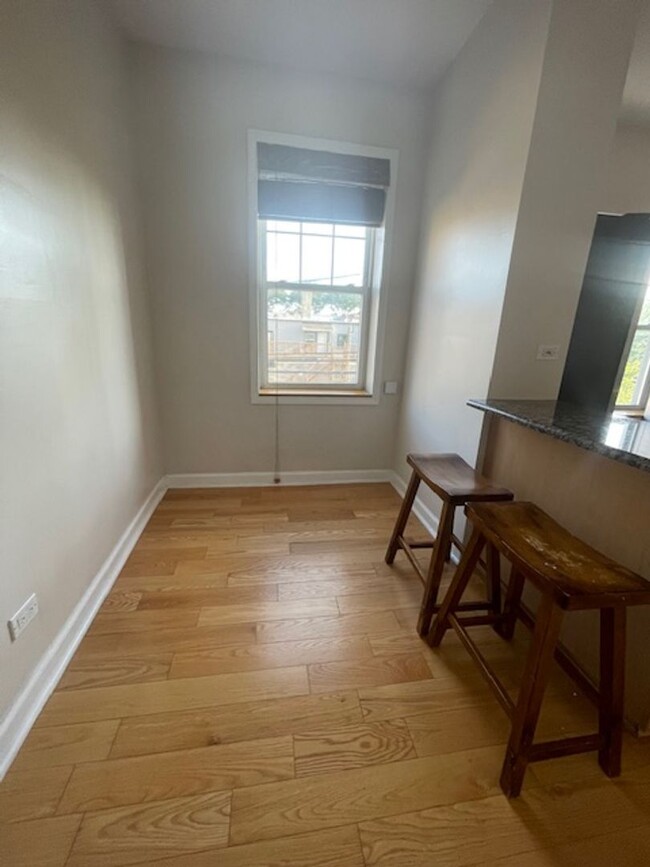 Building Photo - Charming 1-Bedroom Condo in Logan Square!