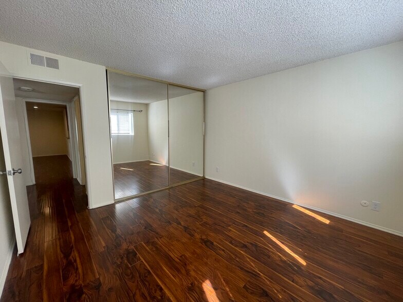 Building Photo - 5330 Zelzah Ave