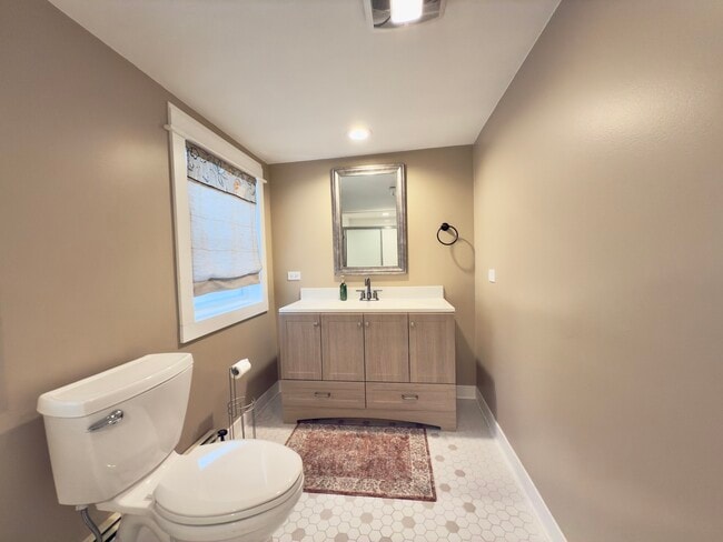 Building Photo - 717 Warner Ave