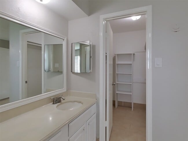 Building Photo - 7318 Foxway Ln