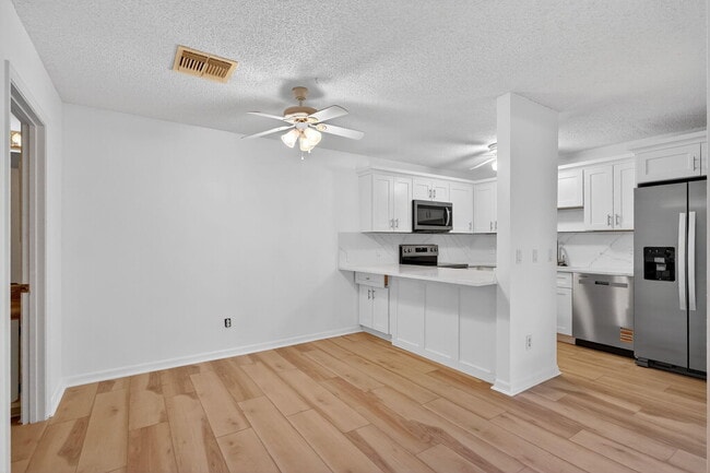 Building Photo - 3004 SE Round Table Dr