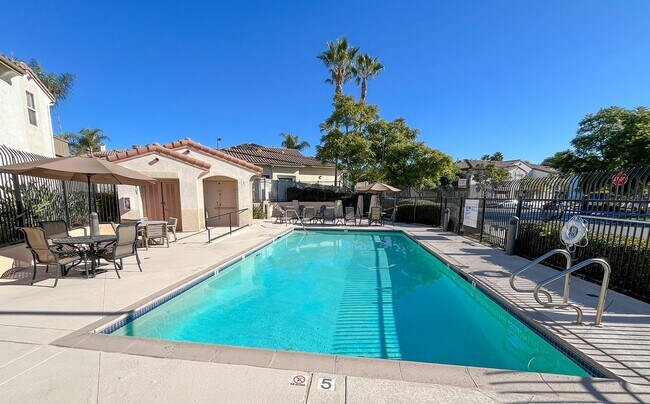 Building Photo - 3 bedroom townhome located In Rancho Carrillo!