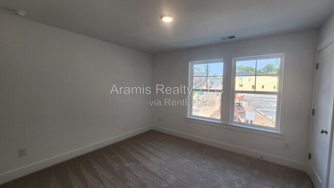Building Photo - 450 Laurelwood Ln