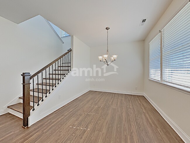 Building Photo - 303 Elmhurst Dr