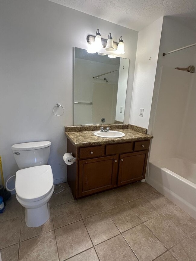 Building Photo - Gorgeous Condo!