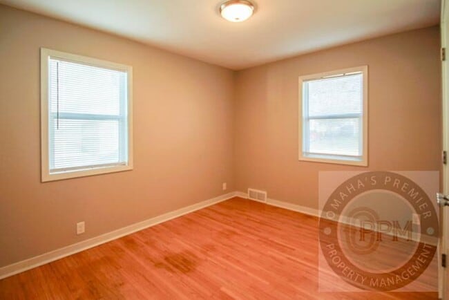 Building Photo - Fully updated 5 bedroom, 2 bathroom house