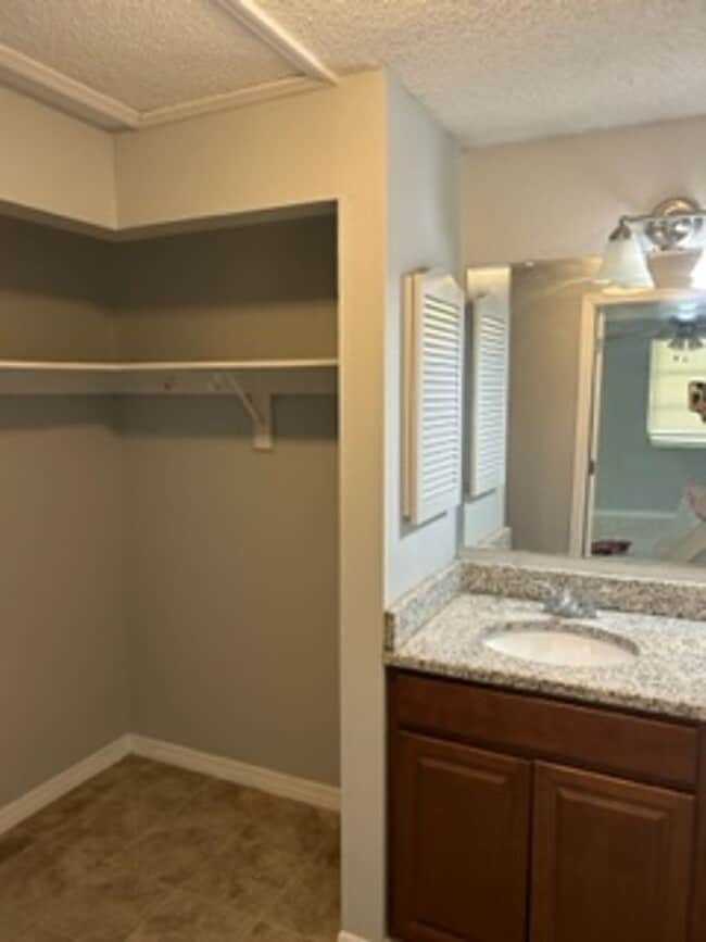 Building Photo - Large  3 bedroom, 2 bath pool home.