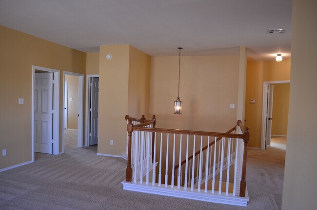 Building Photo - HUGE 5 BEDROOM HOME IN SAVANNAH HEIGHTS!