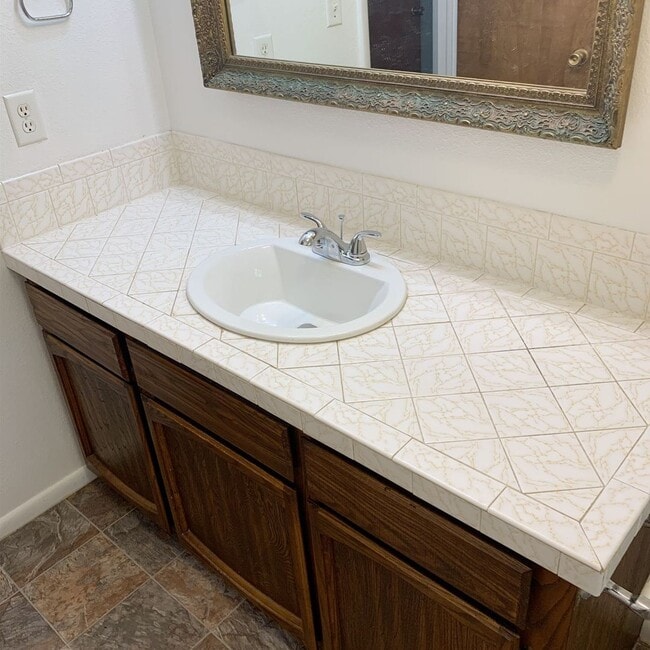 Building Photo - Beautiful Home in an Excellent Location!