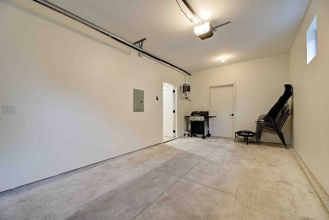 Building Photo - 923 E Otjen St