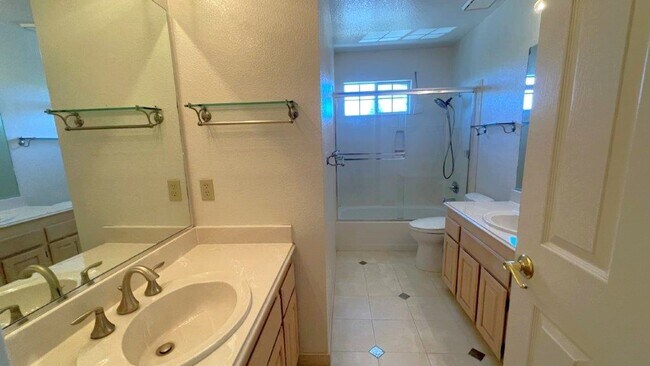 Building Photo - Martinez Beautiful 4 bedroom 3 bath home! ...