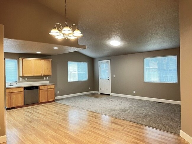 Building Photo - 3Bd/2Ba Single Story House - Available to View!