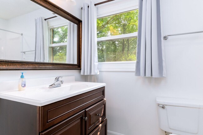 Building Photo - 4 bed/3 bath Walk to Lane Stadium Pet Frie...