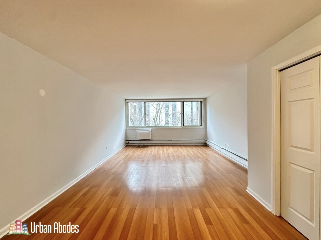 Building Photo - 1335 N Dearborn St