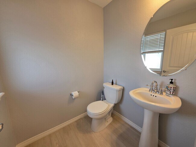 Building Photo - Gorgeous 4 Bed 3 bath Home In Lorson Ranch!!