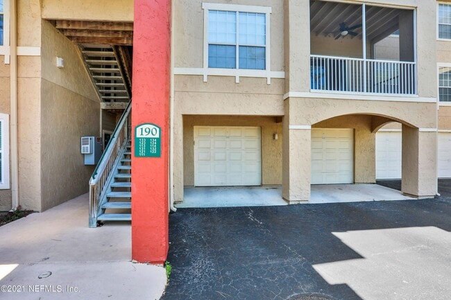 Building Photo - Condo Close to the Beach