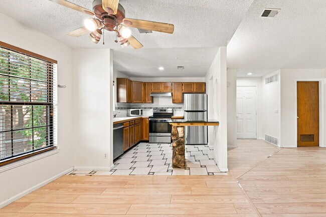 Building Photo - $1,595.95 2 bed, 2 bath located in Lakewood with a washer and dryer