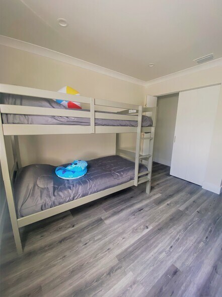 Building Photo - 273 SW Sterret Cir