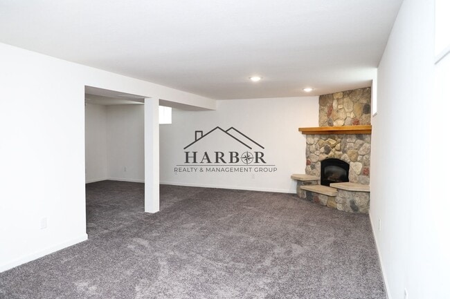 Building Photo - Single Family Home in SE Rochester Availab...