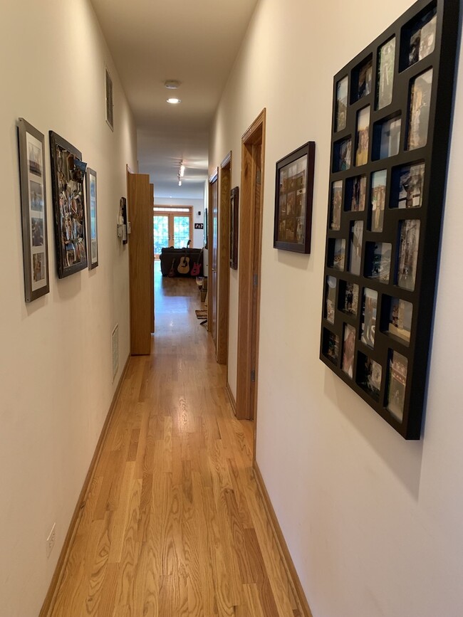 Building Photo - 628 W Wrightwood Ave