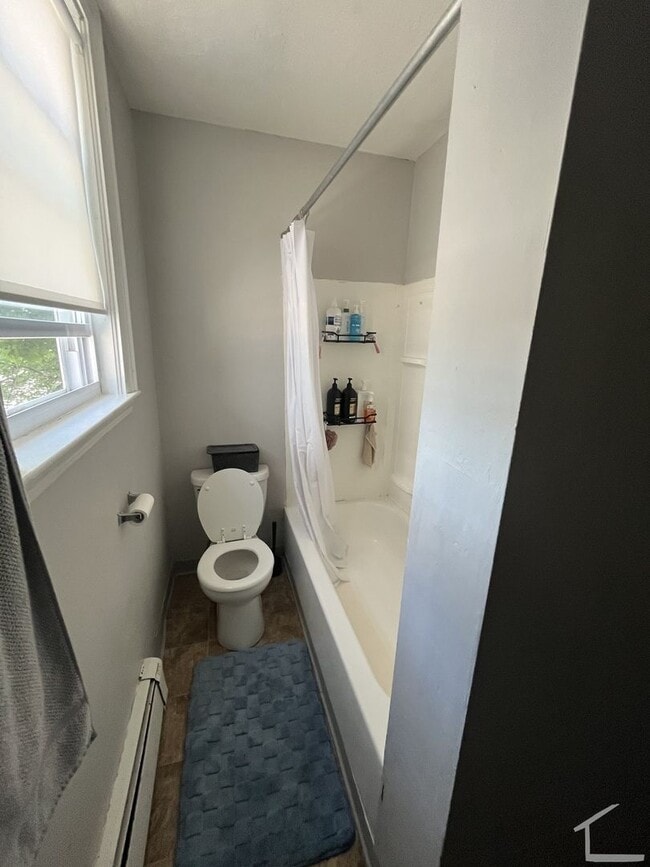 Building Photo - 9/1 No Fee! Spacious two-level 4BR/2BA near Oak sq!