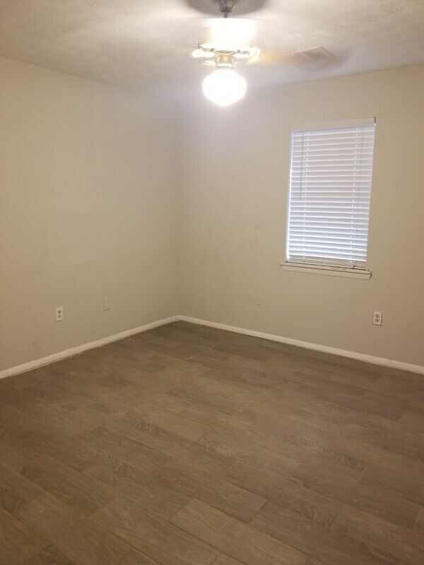 Building Photo - 1330 White Oak Dr