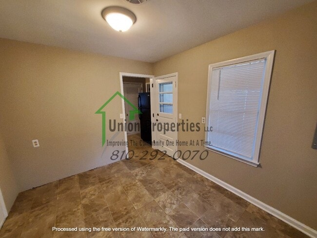 Building Photo - 4034 Pine Grove Ave