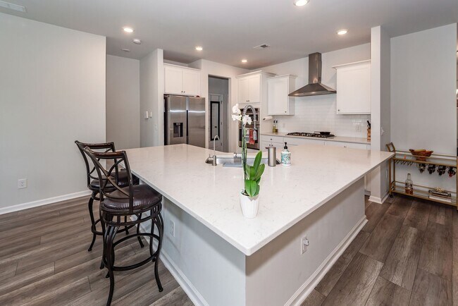 Building Photo - 6 Bedroom 4.5 Bath in Limehouse Village - Summerville