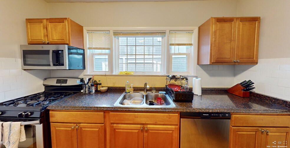 Building Photo - 27 Tufts St