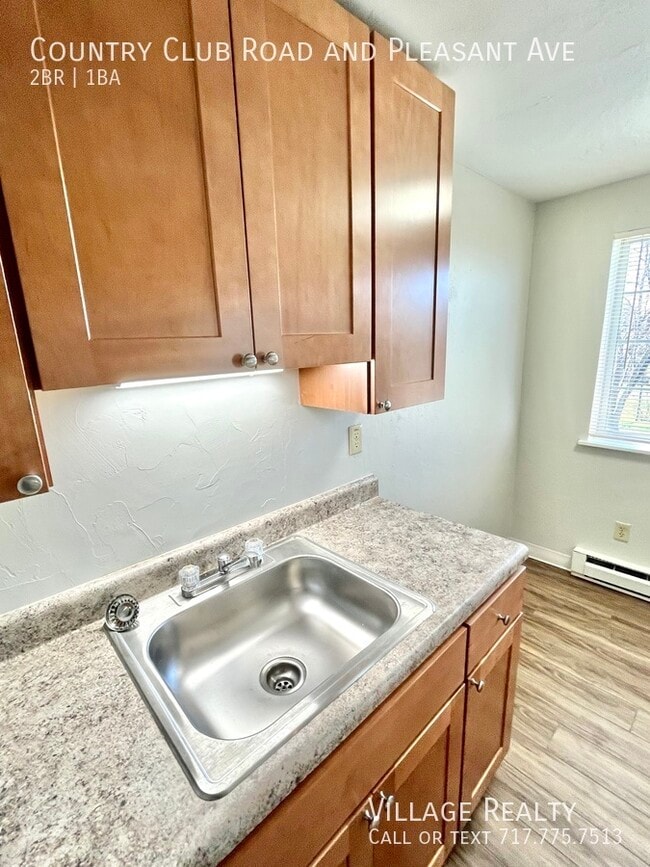 Building Photo - 615 Country Club Rd