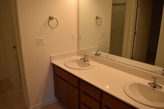 Building Photo - 855 Sophie Ct