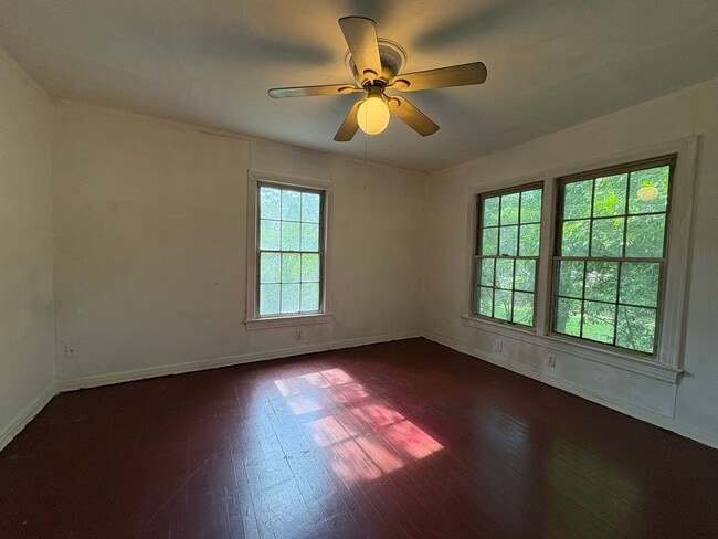 Building Photo - Two bedroom/1 bath garage apartment with Refrigerator and Gas range
