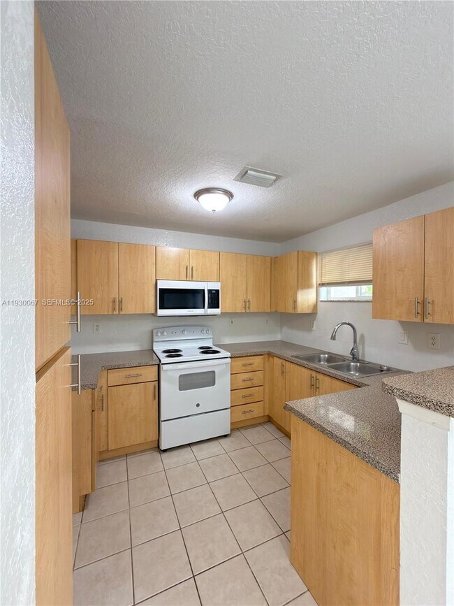 Building Photo - 1692 SE 9th Ave