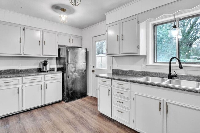 Building Photo - 305 Ward Dr
