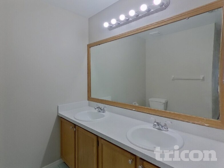 Building Photo - 3257 Brewster Dr